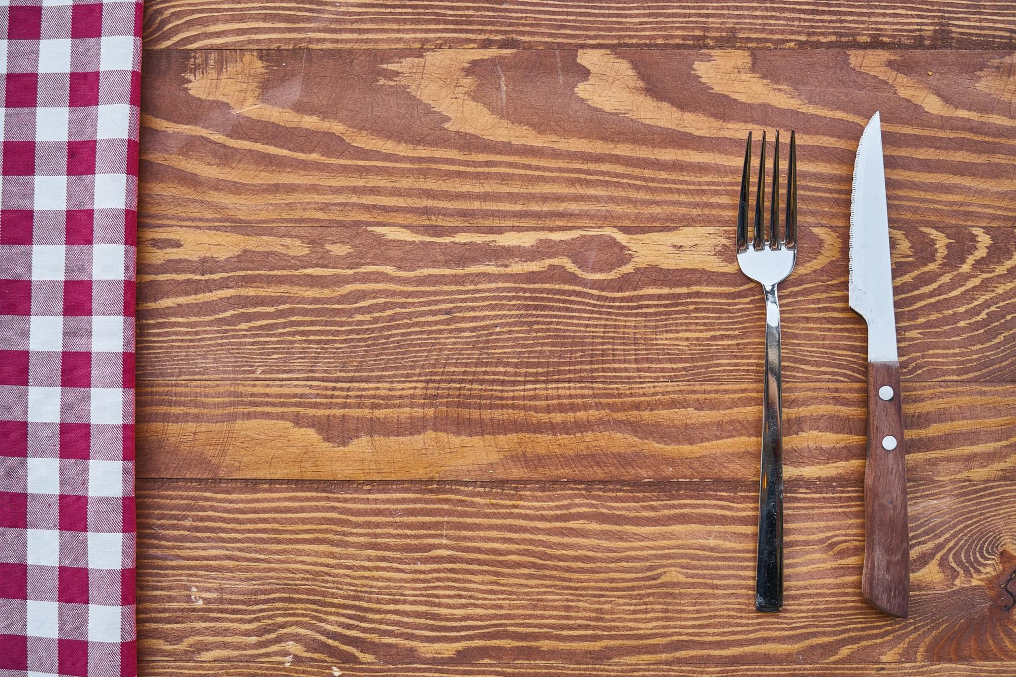 Mesa a la espera de plato